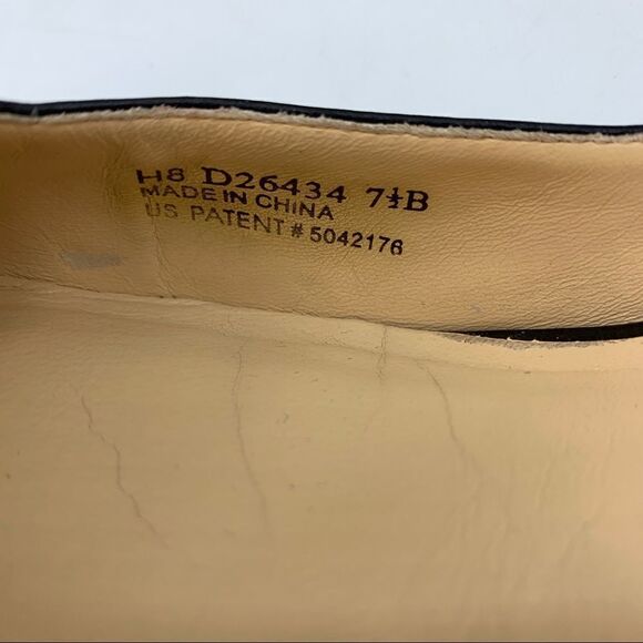 Cole Haan Black and Patent Leather Cap Toe Modest Heel Career Pumps Sz 7.5 - Picture 15 of 15